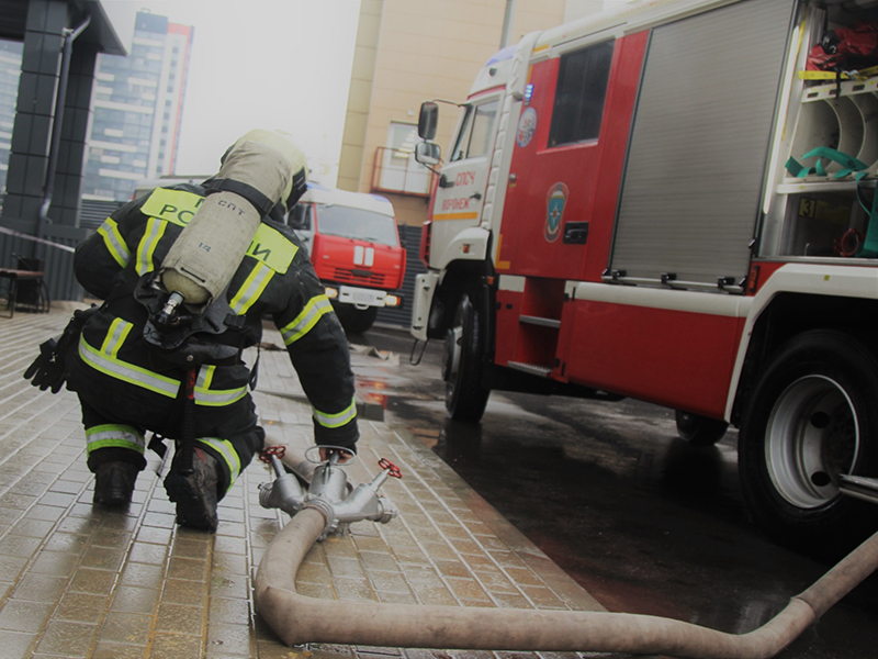 В Казани во дворе дома на Ямашева загорелось авто 