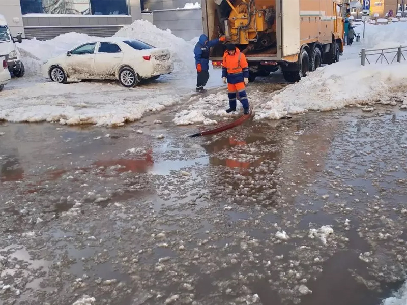 Прорыв водопровода на улице Братьев Касимовых